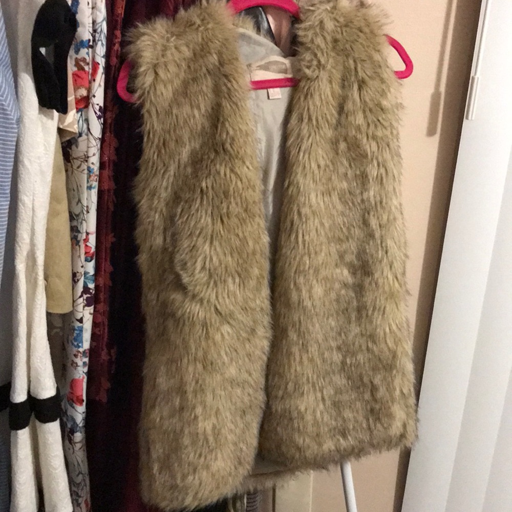 CUTE  Faux Fur Vest!! - Picture 2 of 6